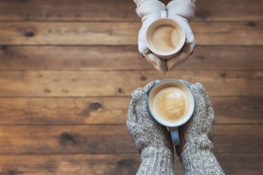  arka planda eldiven elinde kahve fincanları 