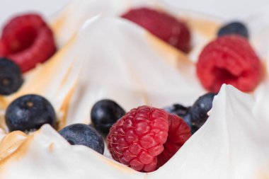 Yaban mersini ve ahududu ile beze kek dokusu