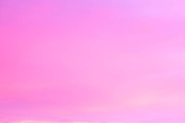 Gökyüzü pembe ve mavi renklerde. günbatımı bulutrenkli ışık pastel etkisi