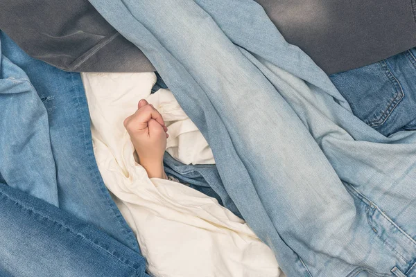 Kot okyanusunda incir işareti gösteren kız el. Kavram 