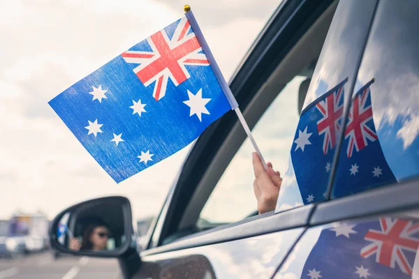 Γυναίκα Κορίτσι Που Κατέχουν Σημαία Της Αυστραλίας Από Ανοιχτό Παράθυρο — Φωτογραφία Αρχείου