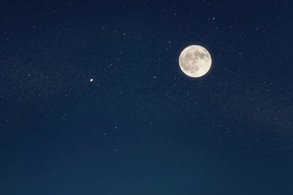 Parlak Yıldızlı Gece Gökyüzünde Kocaman Bir Dolunay — Stok fotoğraf