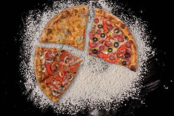 Ogromna Międzynarodowa Pizza Tle Mąki — Zdjęcie stockowe