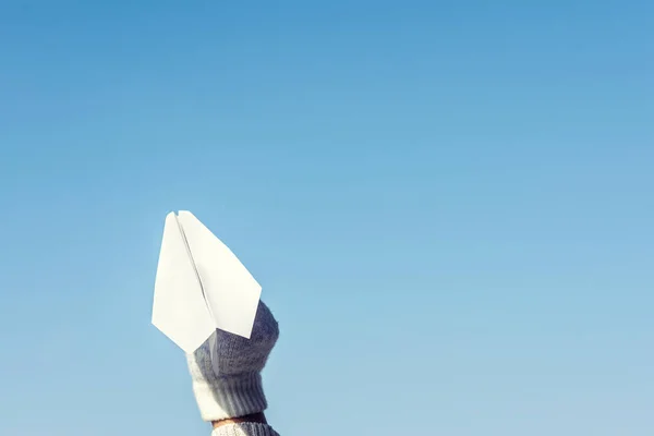 Dívka Zimních Pletených Rukavic Startuje Modrém Nebi Papírové Letadlo Koncepce — Stock fotografie