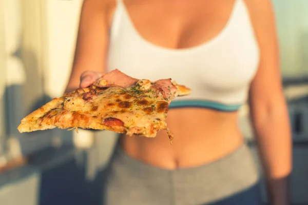 Dziewczyna Kombinezon Sportowy Posiada Ogromny Kawałek Pizzy Koncepcja — Zdjęcie stockowe