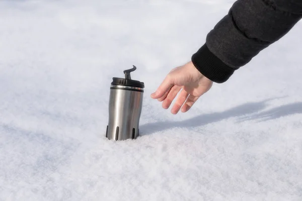 Рука Людини Тягнеться Термоса Гарячою Кавою Снігу — стокове фото