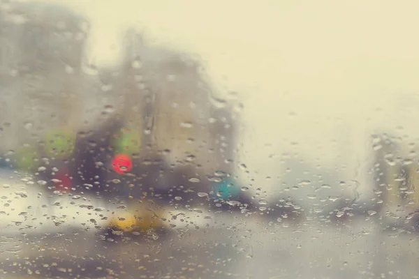 Vista Turva Através Pára Brisas Carro Com Gotas Chuva Uma — Fotografia de Stock