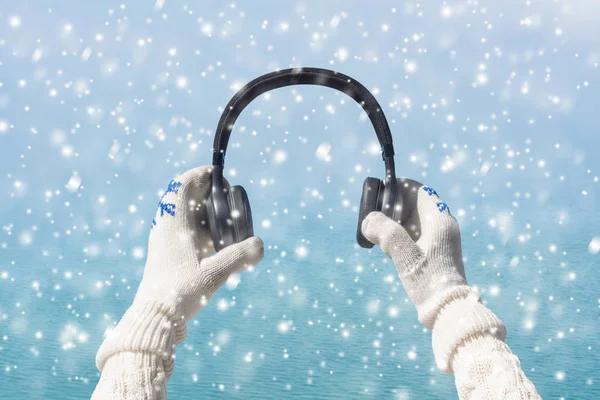 Γυναικεία Χέρια Στα Χειμερινά Γάντια Ακουστικά Χειμώνα Θολή Χιονοπτώσεις Και — Φωτογραφία Αρχείου