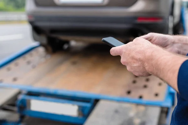 Hombre Con Teléfono Móvil Remolque Con Trabajador Remolcando Coche Averiado — Foto de Stock