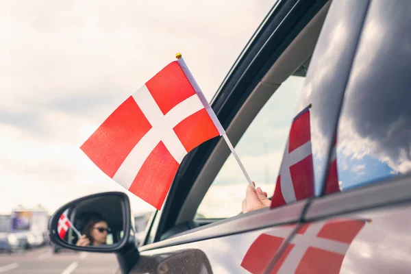 Kobieta Lub Dziewczyna Trzymanie Duńskiej Flagi Otwartego Okna Samochodu Dania — Zdjęcie stockowe
