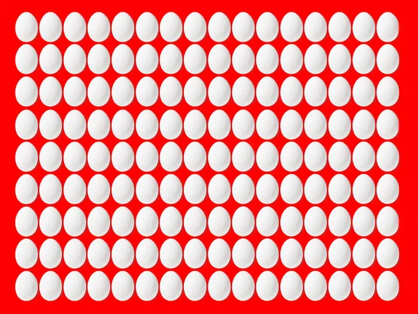 Λευκά Αυγά Κόκκινο Φόντο Που Βρίσκονται Μια Γραμμή Υφή Χώρο — Φωτογραφία Αρχείου