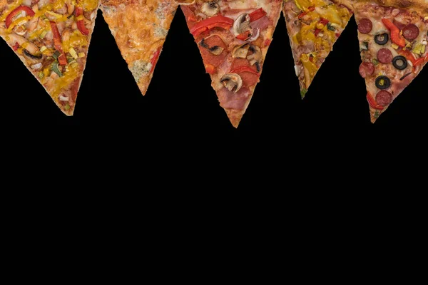 Verschiedene Stücke Pizza Auf Schwarzem Hintergrund — Stockfoto