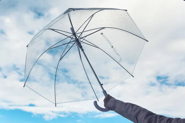 Mano Femenina Con Paraguas Transparente Día Lluvioso Otoño Sobre Fondo — Foto de Stock