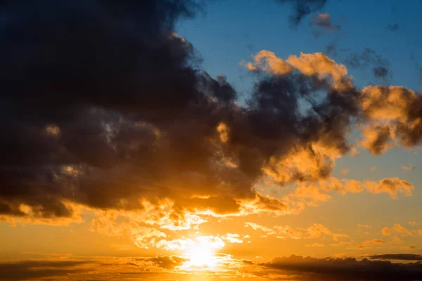 Bel Cielo Luminoso Tramonto Nuvole Piovose Concetto Minimale — Foto Stock