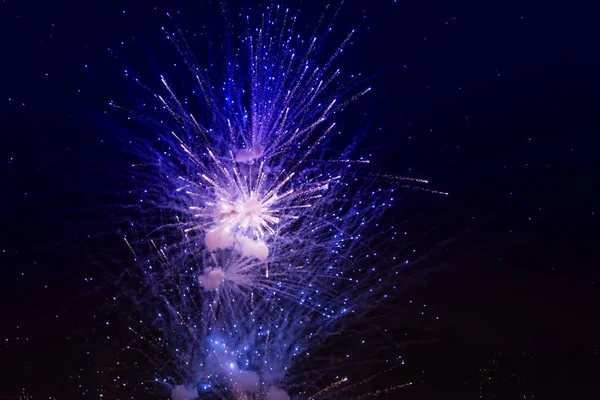 五颜六色的特写烟花照亮了天空 — 图库照片