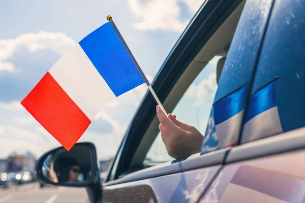 Frau Oder Mädchen Mit Frankreich Fahne Aus Dem Offenen Autofenster — Stockfoto