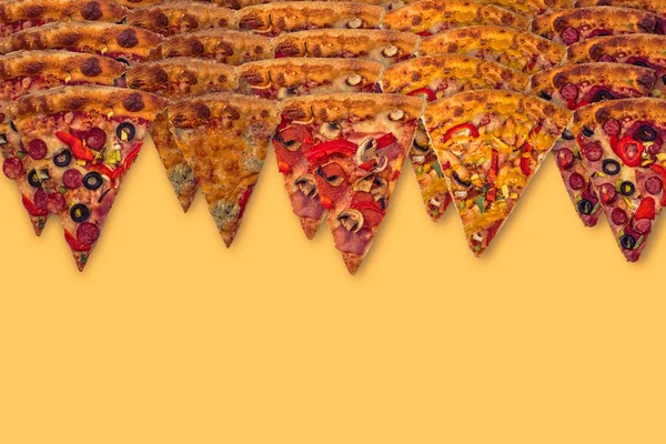 黄色背景上的四块不同的披萨 — 图库照片