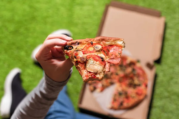 Kousek Pizzy Ženských Rukách Oběd Zelené Trávě — Stock fotografie