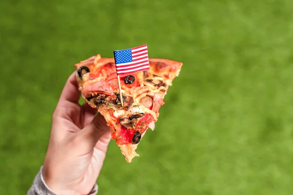 Una Rebanada Pizza Manos Femeninas Con Bandera Americana Forma Palillo — Foto de Stock