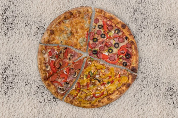 Scheiben Geschnitten Köstliche Frische Pizza Auf Hintergrund — Stockfoto