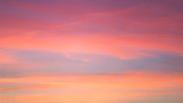 ピンクとブルーの色の空 夕日雲の色付き光パステルの効果 — ストック写真