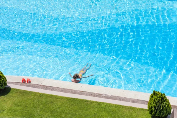 Vista Aérea Del Hombre Mujer Piscina Con Agua Azul Transparente —  Fotos de Stock