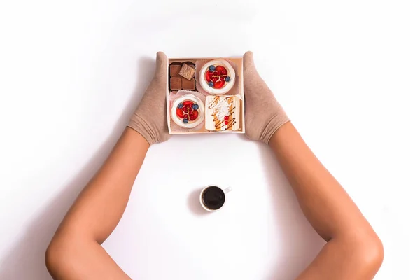 Креативна Фотографія Коробки Тортами Між Жіночими Фігурами Білому Тлі Вид — стокове фото