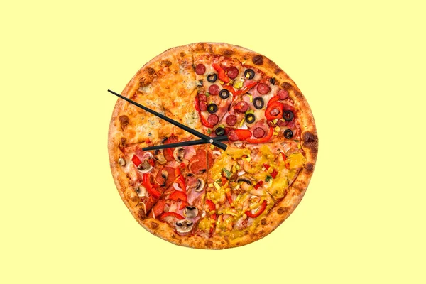 Imagem Pizza Criativa Forma Relógio Com Setas Fundo Amarelo Conceito — Fotografia de Stock