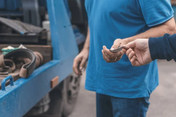 Άνθρωπος Πληρώνει Χαρτιά Για Γερανό Για Ρυμουλκήσει Ένα Σπασμένο Αυτοκίνητο — Φωτογραφία Αρχείου