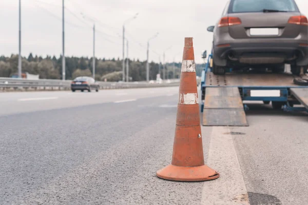 Προσοχή Κώνος Κυκλοφορίας Στο Δρόμο Επιλεκτική Εστίαση Ένα Φορτηγό Ρυμουλκών — Φωτογραφία Αρχείου