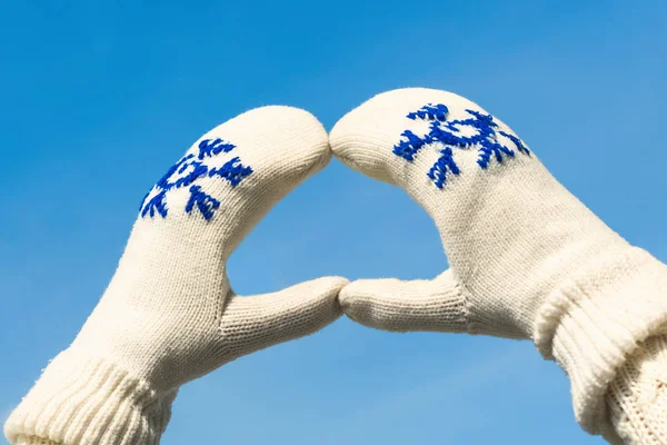 Las Manos Femeninas Los Guantes Invierno Forma Corazón Contra Cielo — Foto de Stock