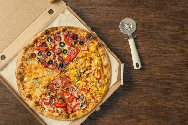 Čtyři Různé Kousky Pizzy Krabici Otevřeným Doručením — Stock fotografie