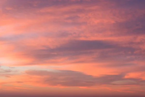 ピンクとブルーの色の空 夕日雲の色付き光パステルの効果 — ストック写真