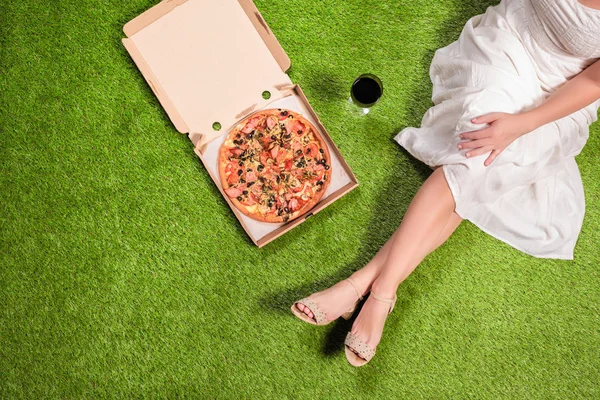 Picknick Trädgården Gräset Flygbild Ung Kvinna Vit Sommarklänning Med Pizza — Stockfoto