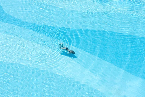 Вид Воздуха Мальчика Бассейне Прозрачной Голубой Водой Движении — стоковое фото
