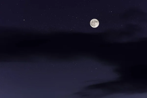 Parlak Yıldızlı Gece Gökyüzünde Kocaman Bir Dolunay — Stok fotoğraf
