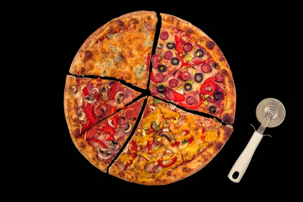 Cztery Różne Kawałki Pizzy Jednym Nożem Tnący — Zdjęcie stockowe