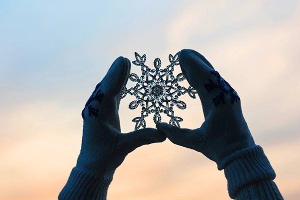 Female Hands Knitted Mittens Snowflake Sunset Sky Background Winter Christmas — Stock Photo, Image