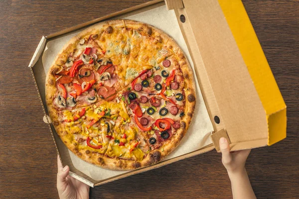Крупним Планом Піца Руки Фоні — стокове фото