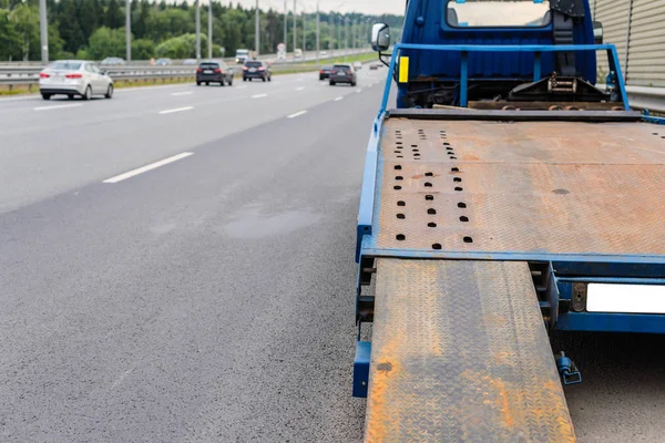 高速道路で壊れた車を牽引する牽引トラック — ストック写真