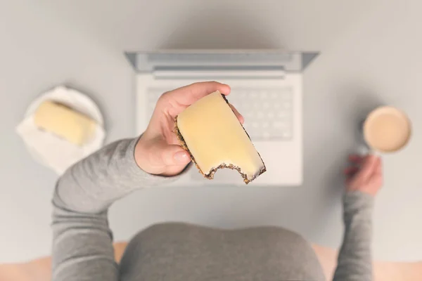 Mulher Tendo Pausa Para Almoço Local Trabalho Com Café Queijo — Fotografia de Stock