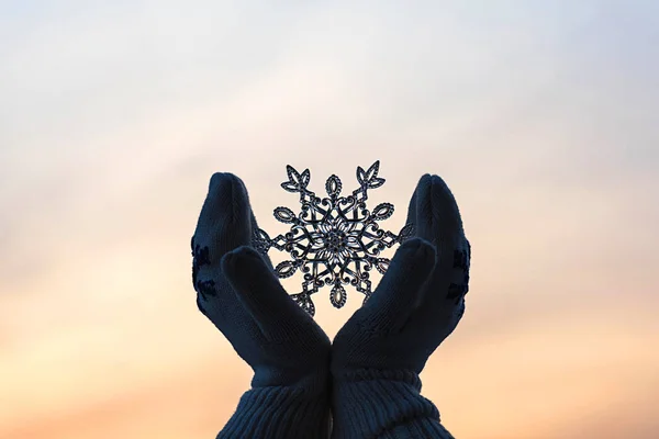 Female Hands Knitted Mittens Snowflake Sunset Sky Background Winter Christmas — Stock Photo, Image
