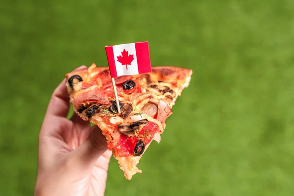Eine Scheibe Pizza Weiblicher Hand Mit Kanadischer Flagge Form Eines — Stockfoto