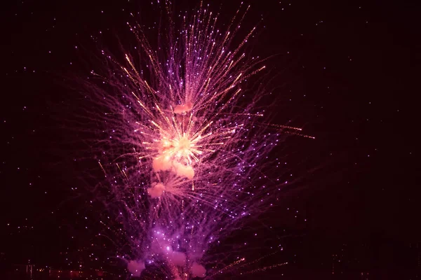 カラフルなクローズアップ花火が空を照れる — ストック写真