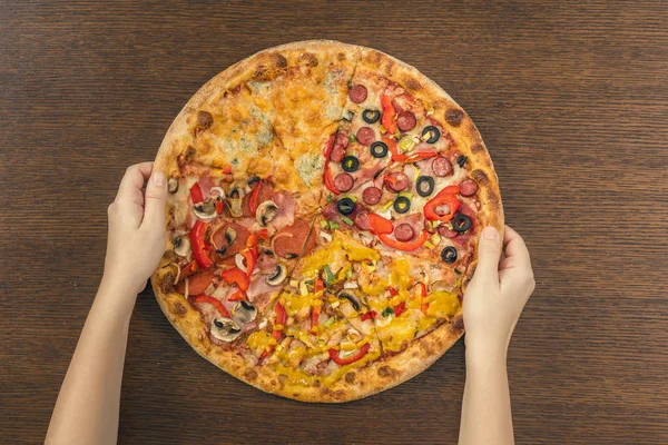 Крупним Планом Піца Руки Фоні — стокове фото