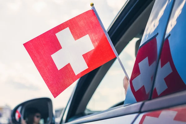 Mulher Menina Segurando Bandeira Suíça Janela Carro Aberto Conceito — Fotografia de Stock