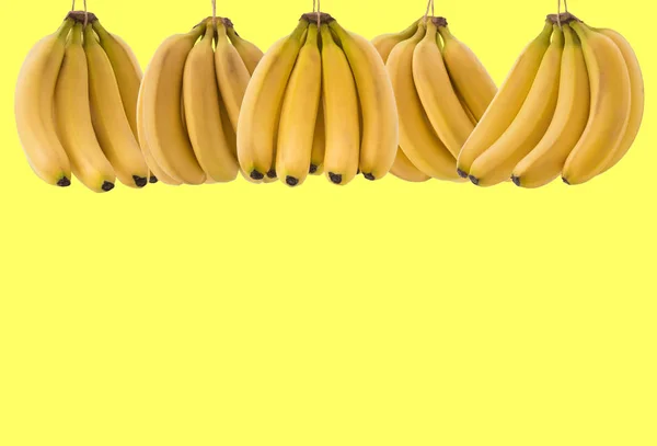 Куча Спелых Бананов Пространством Текста Желтом Фоне Концепция Здорового Питания — стоковое фото