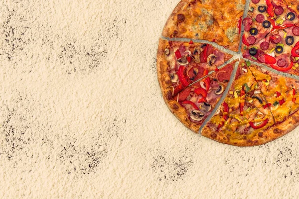 Нарезать Ломтики Вкусную Свежую Пиццу Заднем Плане — стоковое фото