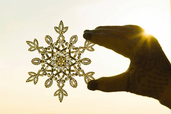 Female Hands Knitted Gloves Sparkling Huge Snowflake Sunset Sky Background — Stock Photo, Image