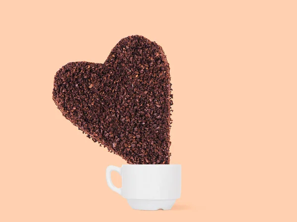 Biscoito Enorme Café Moído Forma Coração Uma Xícara Café Fundo — Fotografia de Stock